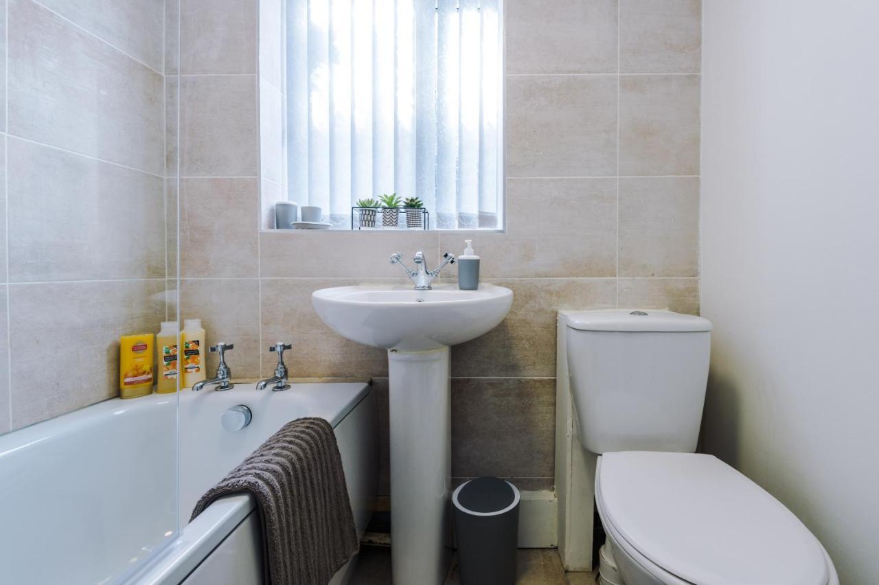 Holiday home Snug Anfield House, Entire With Free Wifi & Netflix