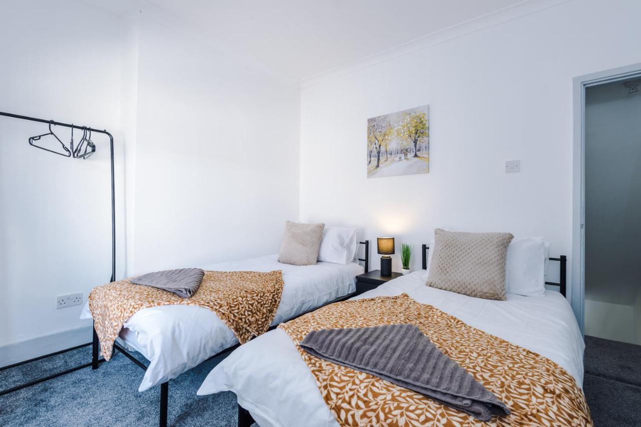 Snug Anfield House, Entire With Free Wifi & Netflix Holiday home *
