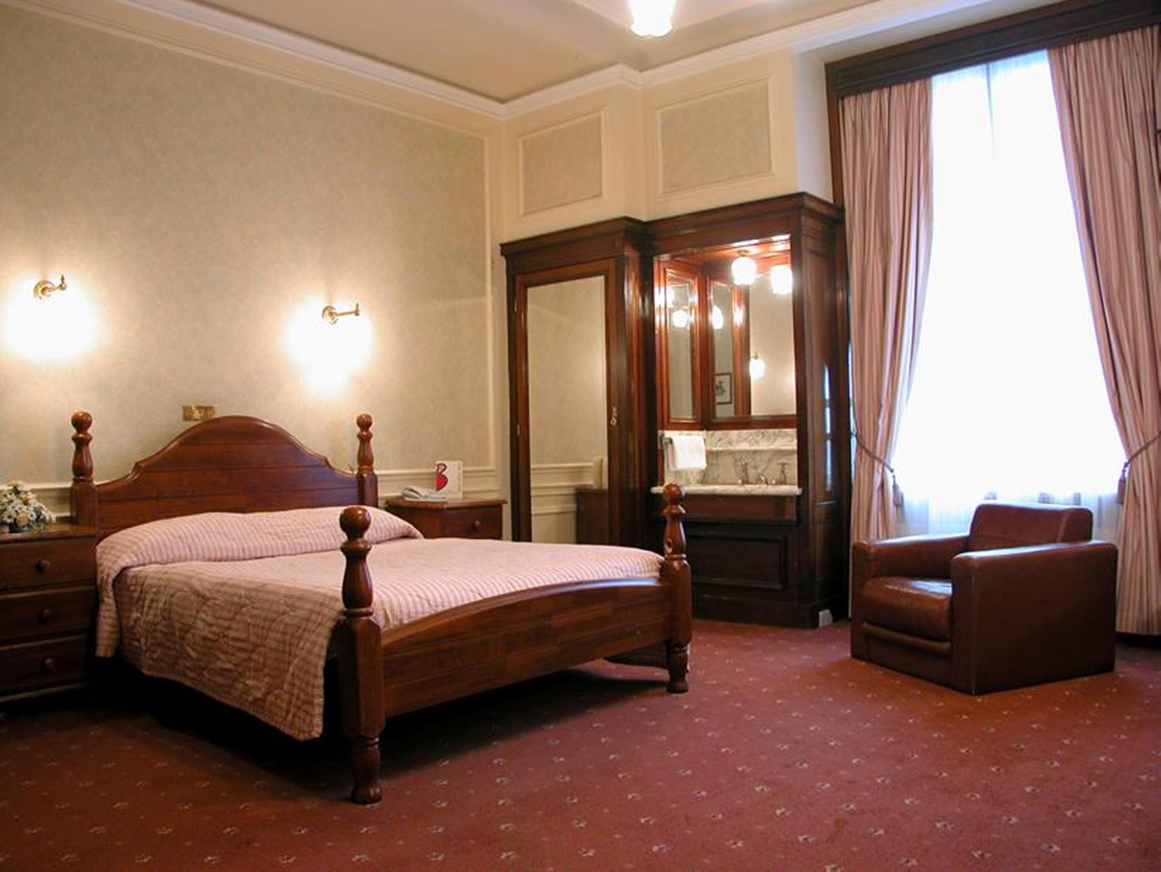 Adelphi Hotel
