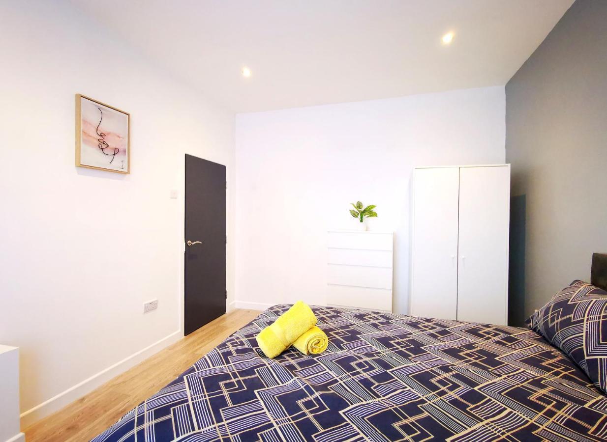 Holiday home Spacious Townhouse 5 Mins To Centre With Free Parking *