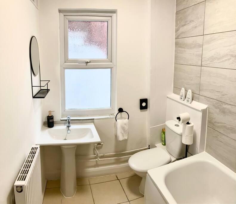 Apartment The White Marble Villa- 3 Bedrooms House Liverpool