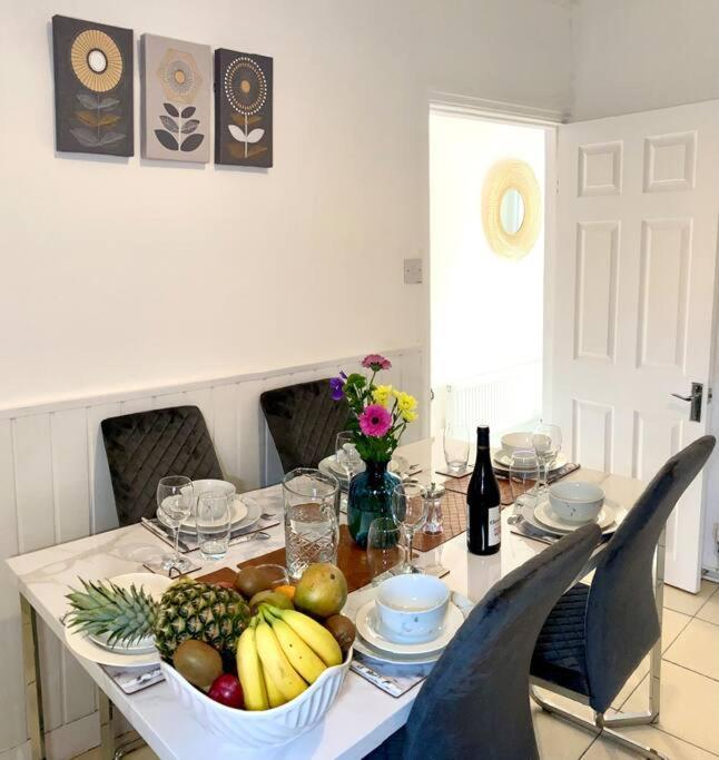 The White Marble Villa- 3 Bedrooms House * Liverpool