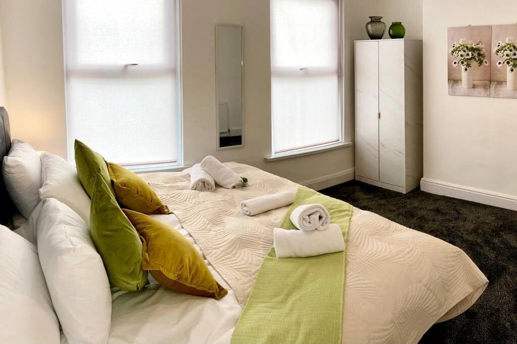 The White Marble Villa- 3 Bedrooms House Liverpool