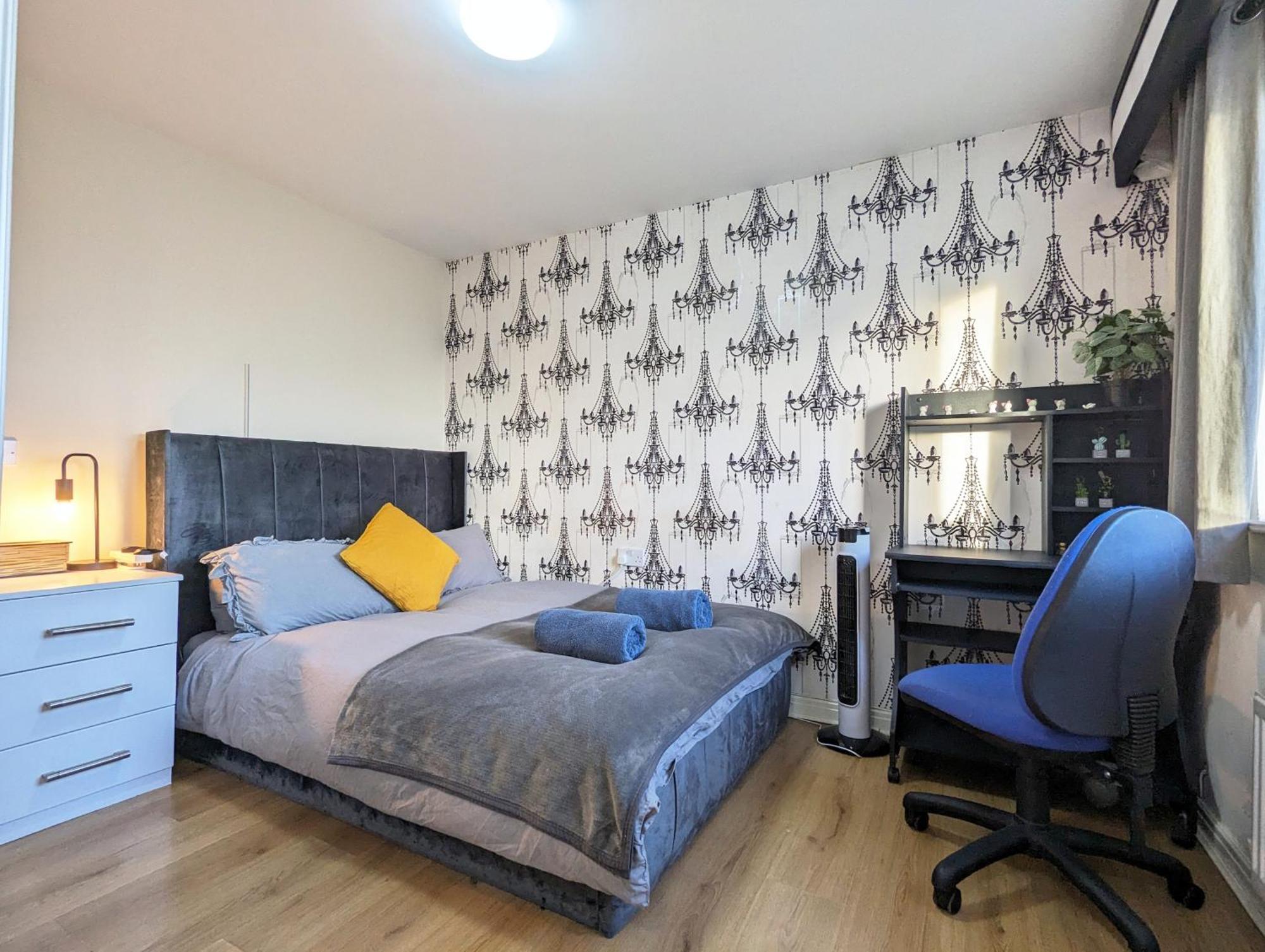 Holiday home Large 4-bedrooms & 3 Bath Townhouse, Free Parking