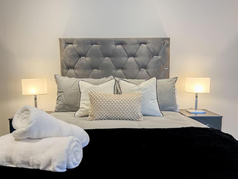 Apartment Orange Rentals-high Spec, Midnight Suite, Sleeps 4-pets Welcome! *