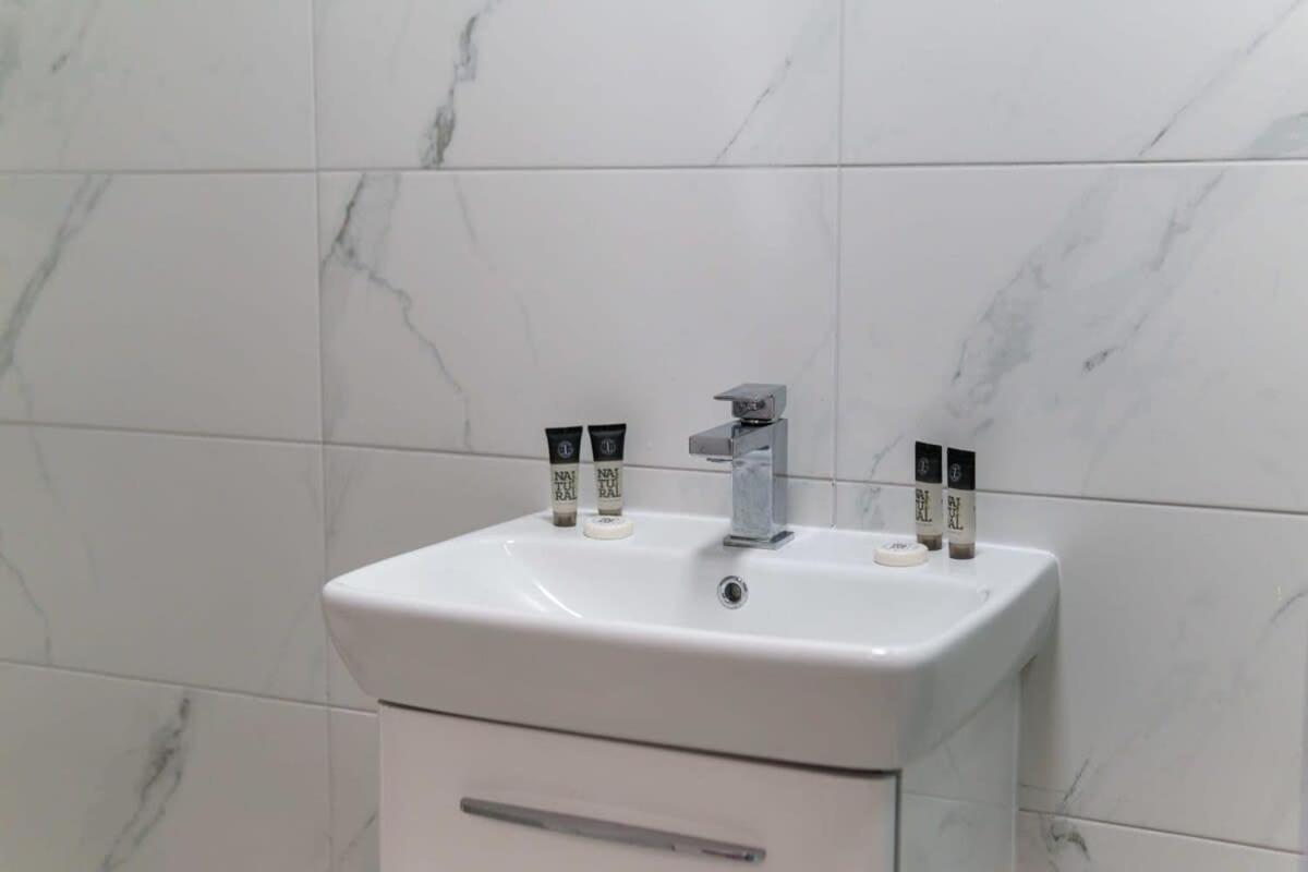 Fantastic 1 Bedroom In Apartment