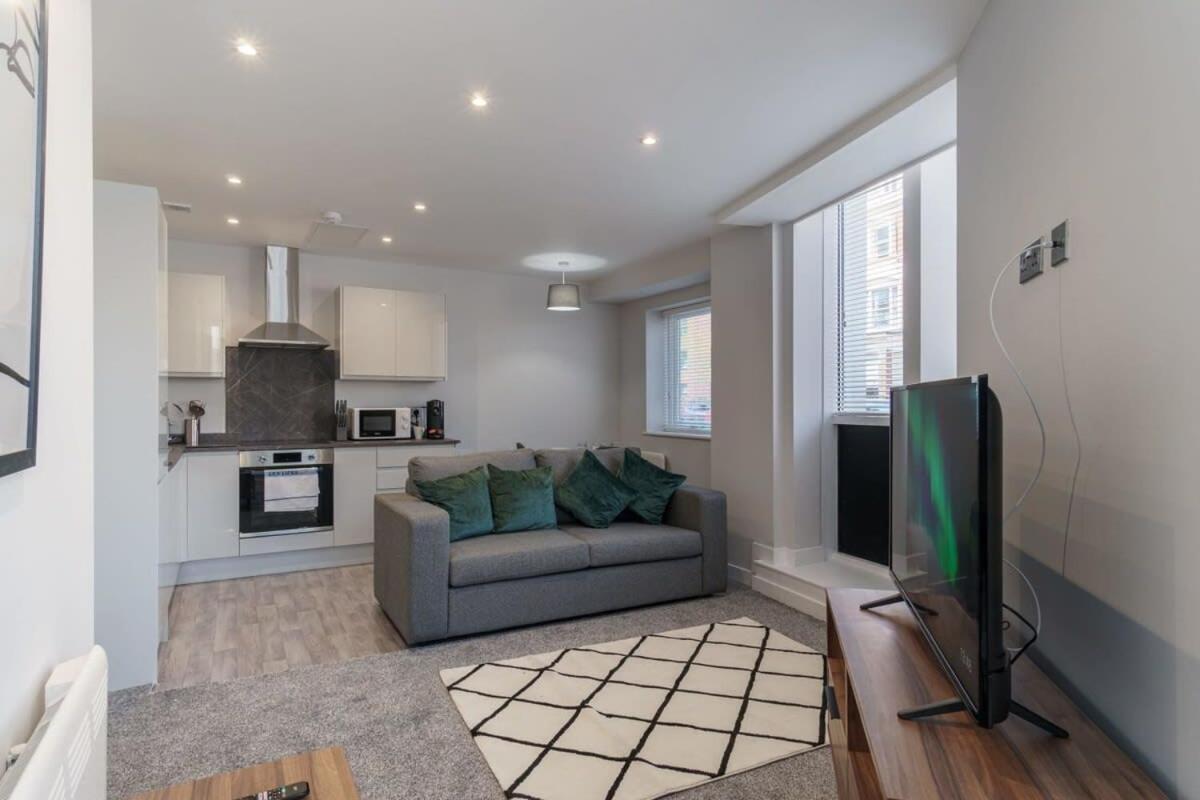 Fantastic 1 Bedroom In Apartment *