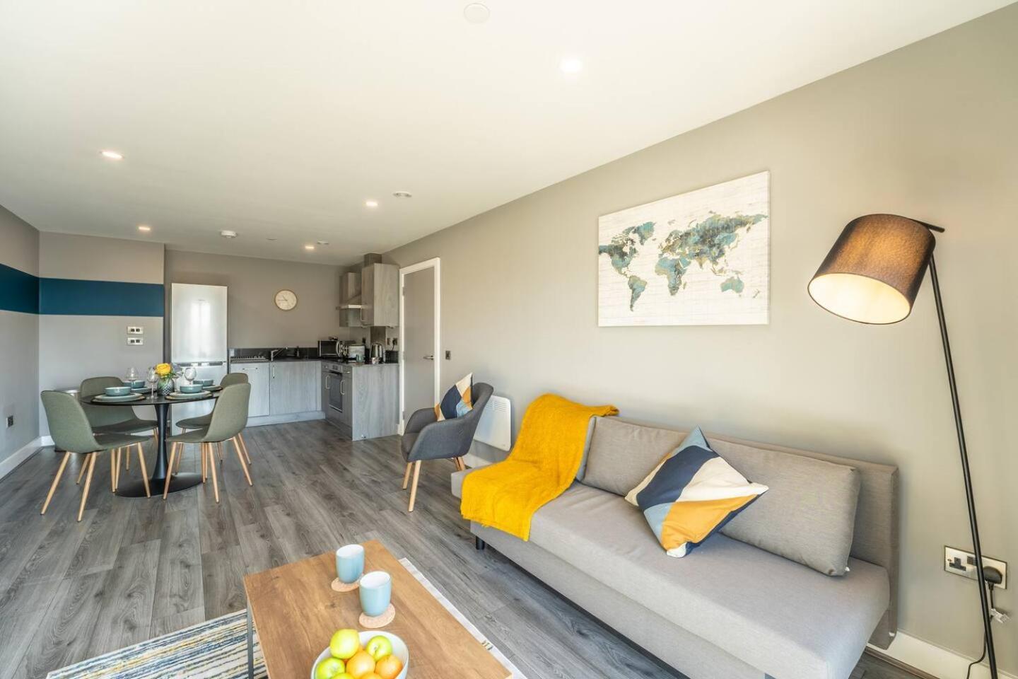 2-bed Flat At Monarchs Quay, Waterfront Apartment