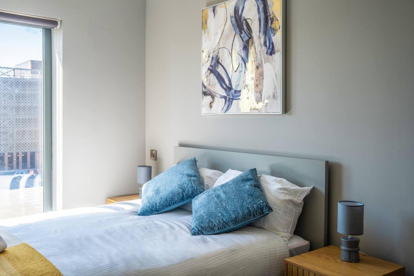2-bed Flat At Monarchs Quay, Waterfront Apartment Liverpool