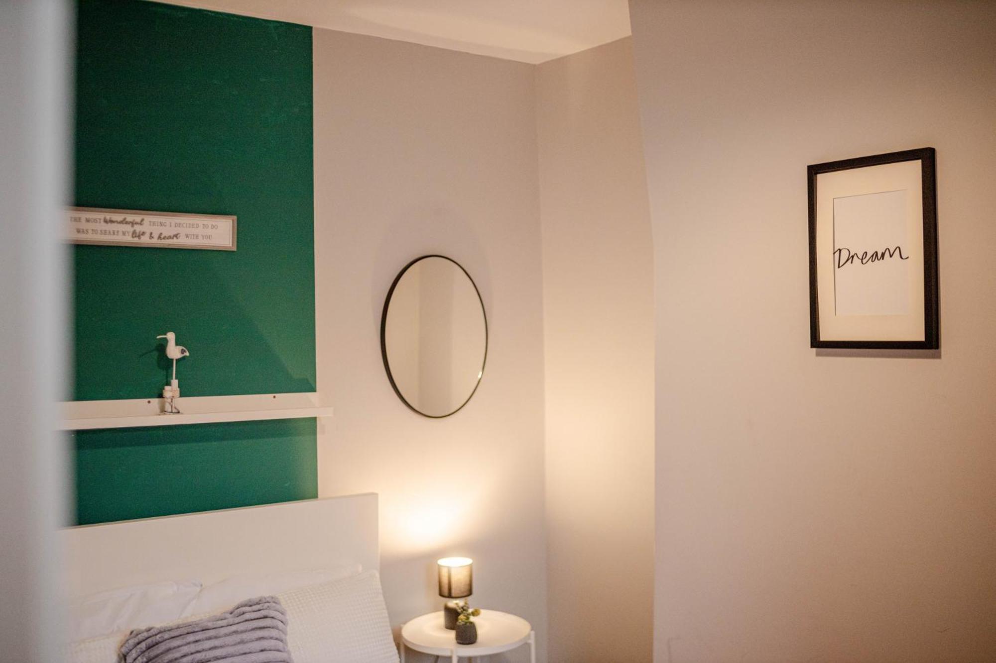 The Shamrock Stadium Side Retreat - Spacious House - Free Parking Holiday home