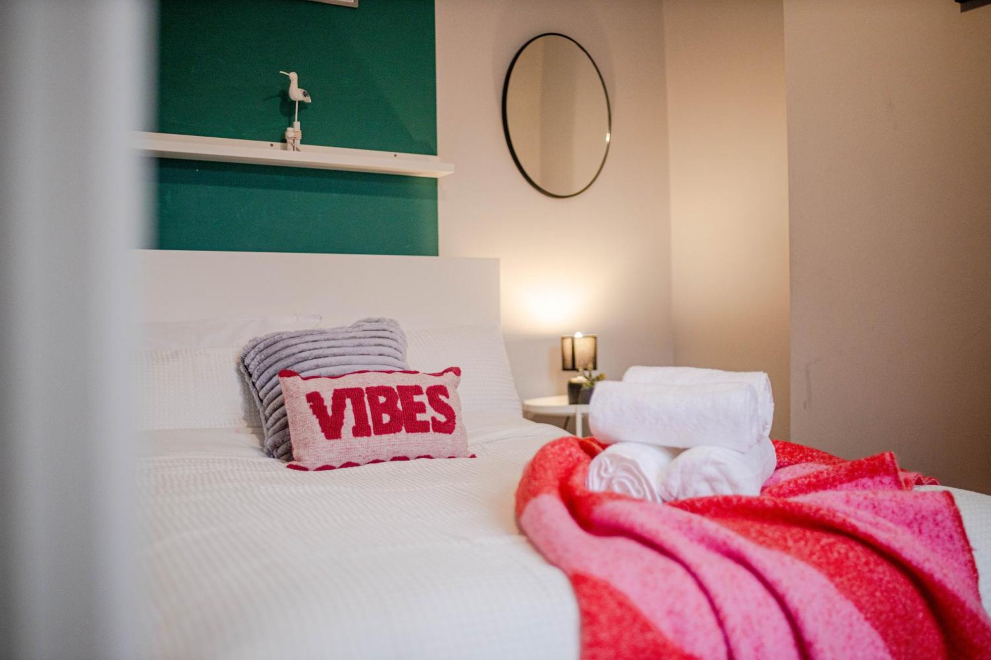 The Shamrock Stadium Side Retreat - Spacious House - Free Parking *