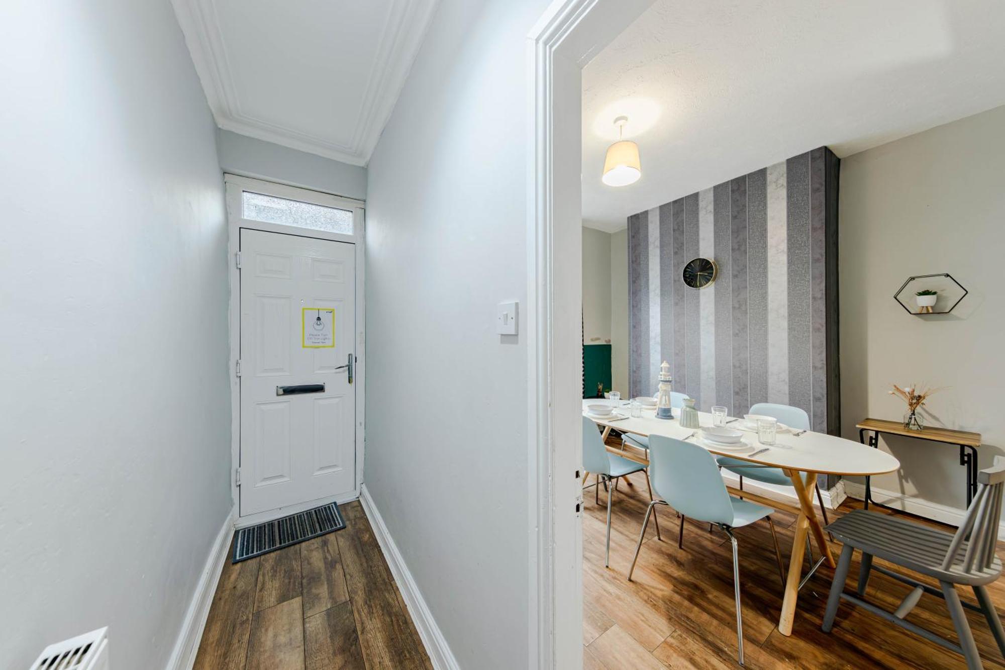 The Shamrock Stadium Side Retreat - Spacious House - Free Parking Holiday home