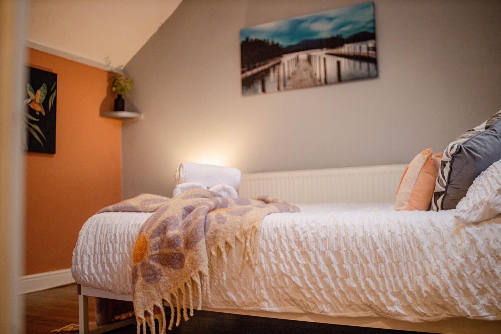 The Shamrock Stadium Side Retreat - Spacious House - Free Parking * Liverpool