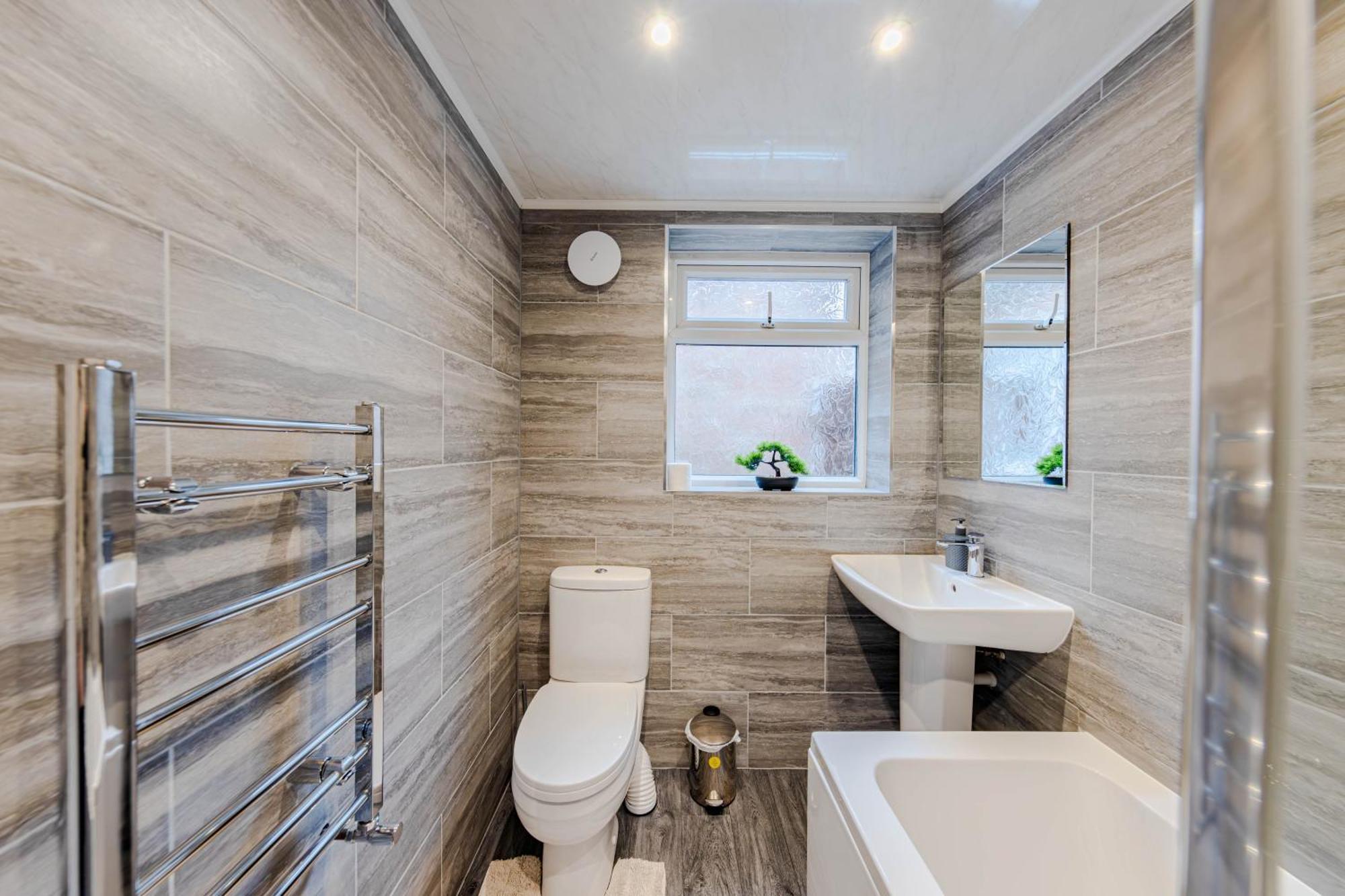 The Shamrock Stadium Side Retreat - Spacious House - Free Parking Holiday home