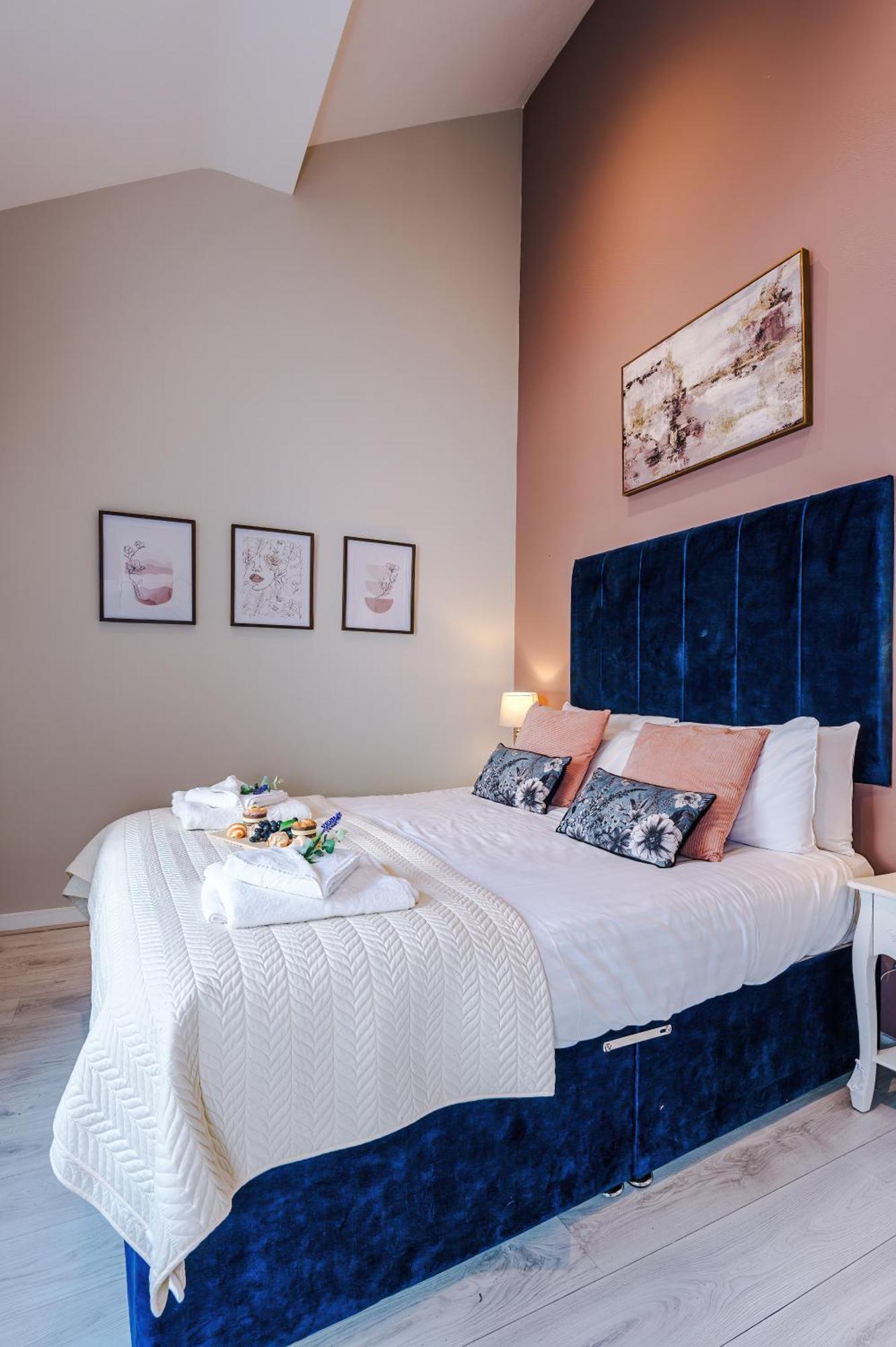New! Stunning Centre 2-bed In By 53 Degrees Property, Ideal For Small Groups, Sleeps 6! Apartment *