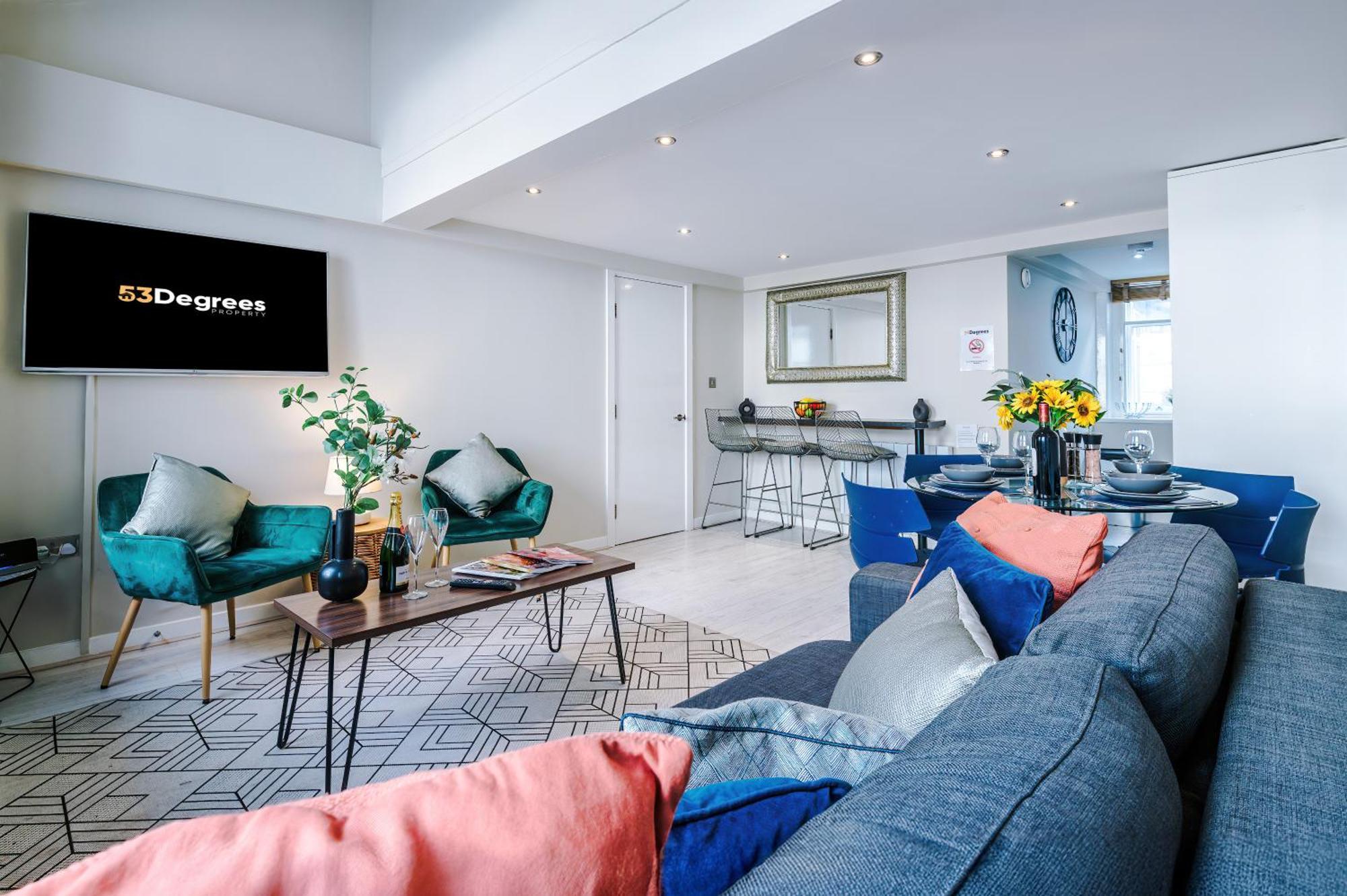 New! Stunning Centre 2-bed In By 53 Degrees Property, Ideal For Small Groups, Sleeps 6! Apartment *