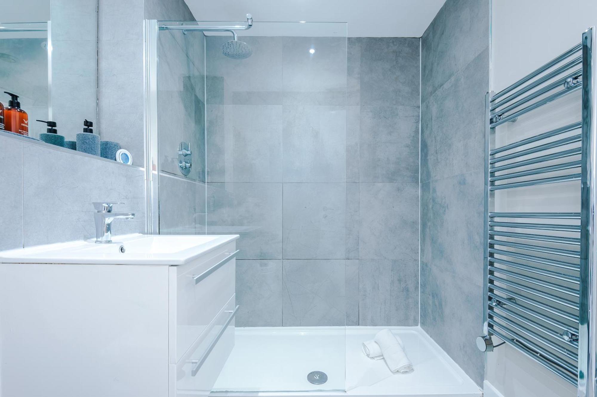 New! Stunning Centre 2-bed In By 53 Degrees Property, Ideal For Small Groups, Sleeps 6!