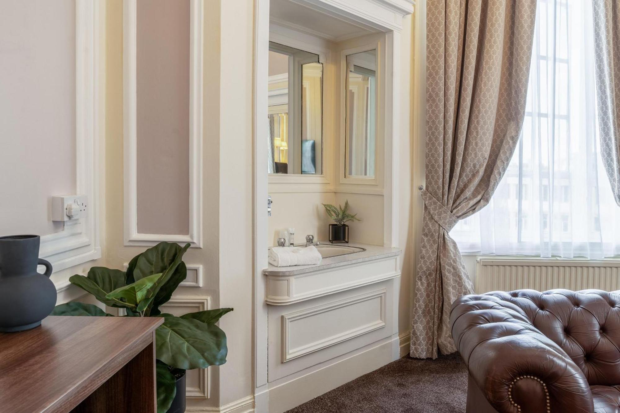 Adelphi Hotel 3*