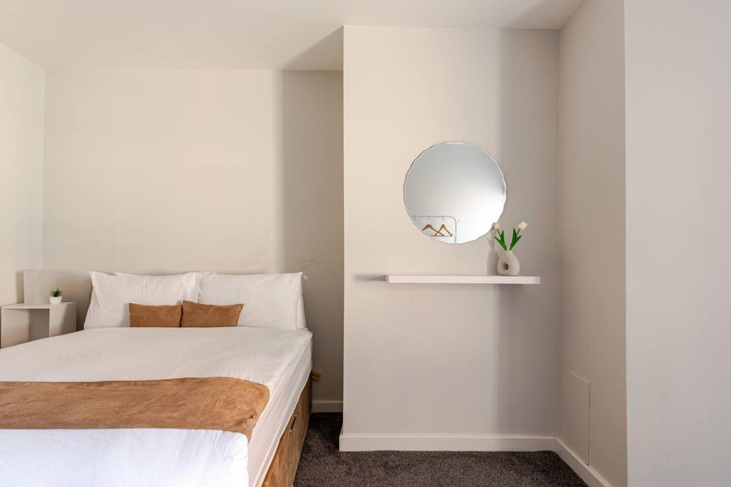 Apartment Escape - Modern 1-bed With Sofa Bed, Sleeps 4 - Perfect For Families & Friends *