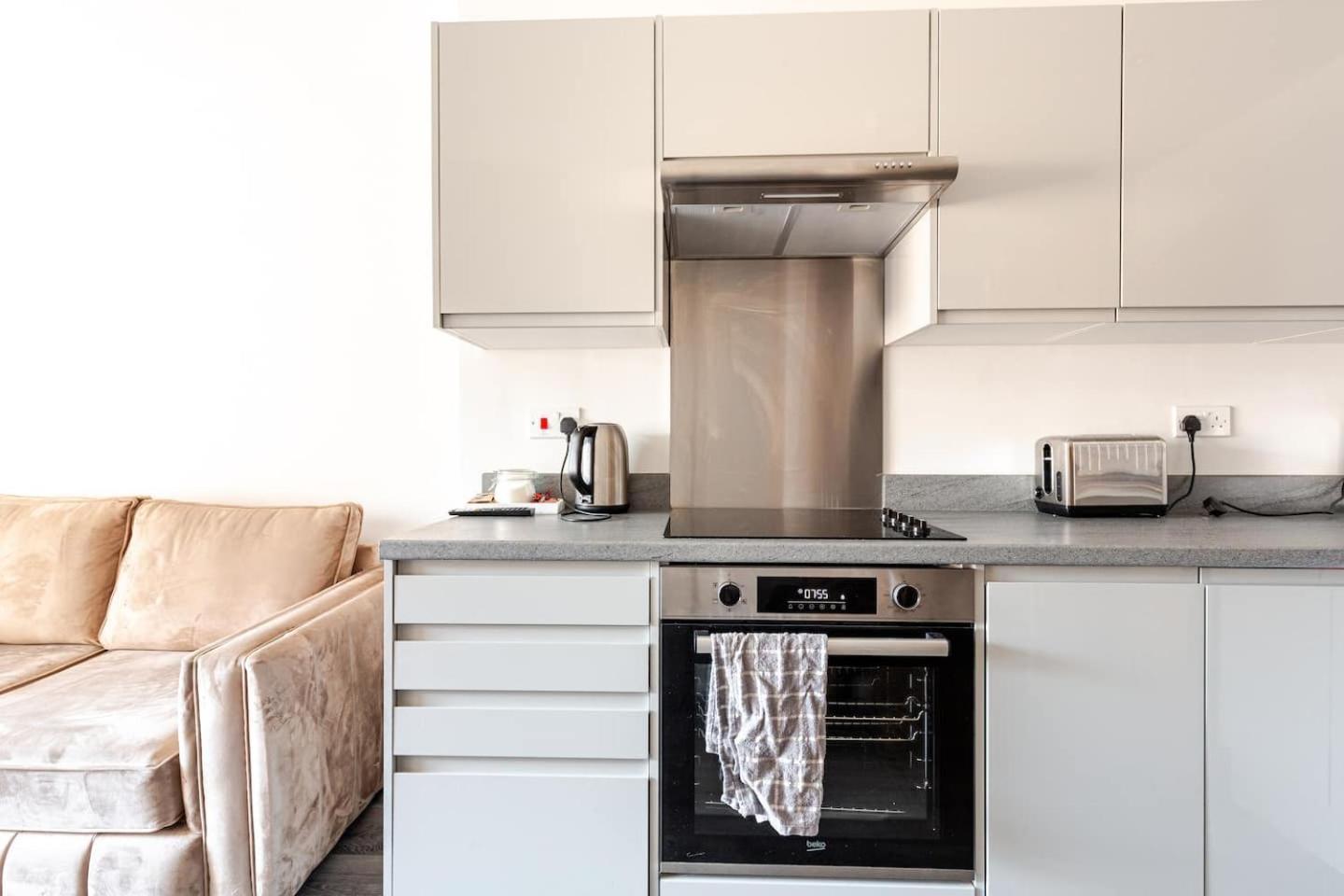 Escape - Modern 1-bed With Sofa Bed, Sleeps 4 - Perfect For Families & Friends *