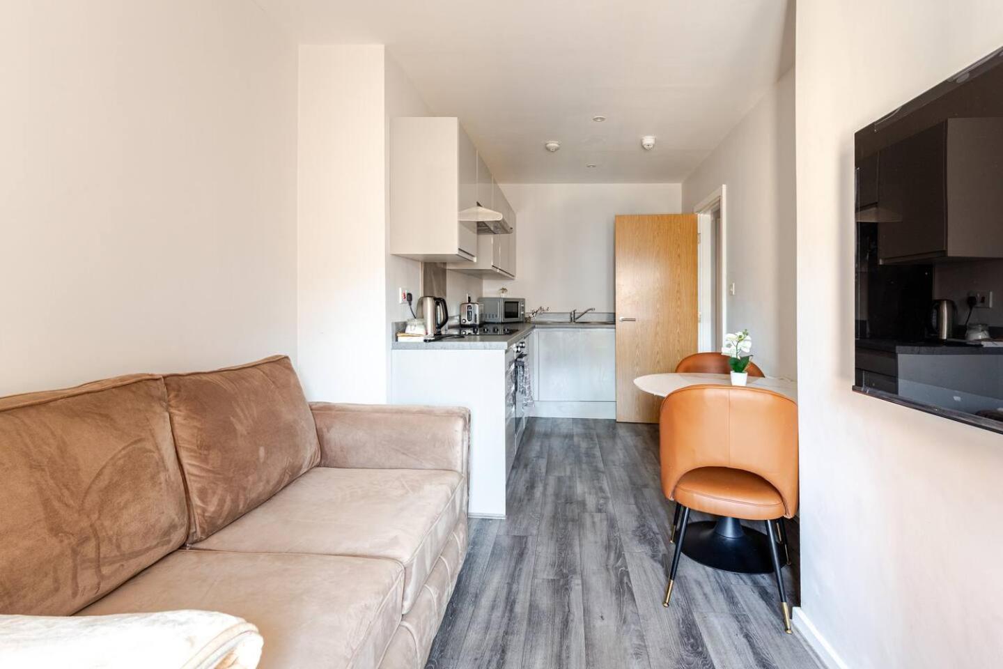 Escape - Modern 1-bed With Sofa Bed, Sleeps 4 - Perfect For Families & Friends *