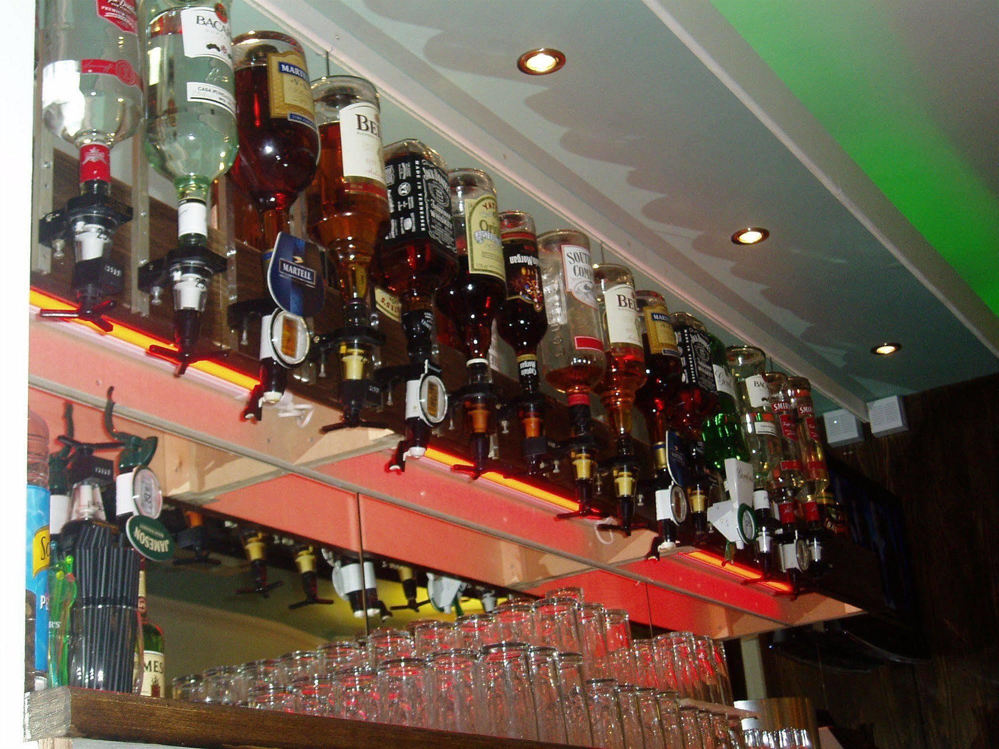 Hotel Hanover & Mccartney's Bar 2*