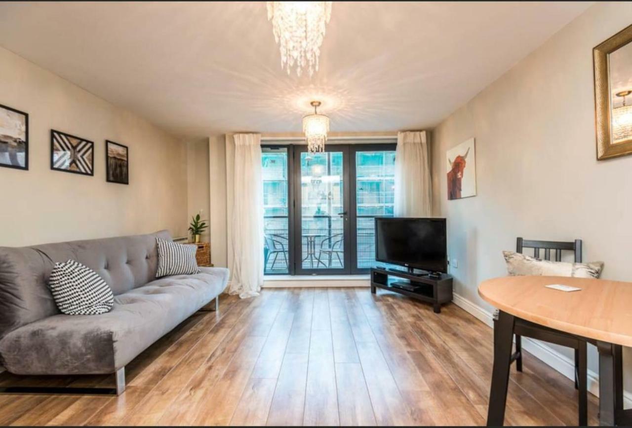 Flat 6, First Floor, Manhattan Place - Centre * Liverpool