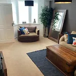 Cheerful Home For Football, Docks And City Centre