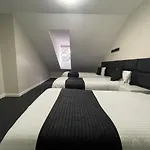 Hosted By Ryan - 3 Bedroom Penthouse Apartment