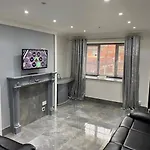 2 Bed House Sleeps 4-5