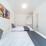 Hosted By Ryan - Huge 5 Bedroom House