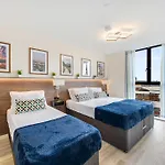 Stunning 2 Bed Apartment U6 - Sleeps 8