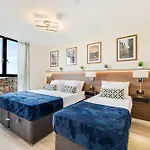 Stunning 2 Bed Apartment U6 - Sleeps 8