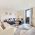 Stunning 2 Bed Apartment U6 - Sleeps 8