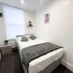 Cosy Flat By Anfield: 5 Minutes From The Stadium!