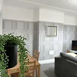Charming Apartment Near Broad Green Hospital