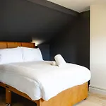 The Black House - Air Host & Stay - 5 Bedrooms