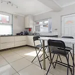 7 Bedroom House - Sleeps 14 - Close To City Centre - Free Parking, Smart Tvs In Every Bedroom, Fast Wifi And Self Check-In By Yoko Property