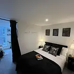 L1 Central City Studio - 3 Guests - Luxury