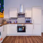 New Apt - Parking - 5 Mins To Cc