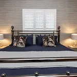 Historic Retreat With Large Garden Free Parking
