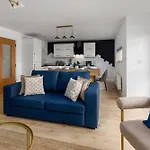Flatzy - Prime City Apartment With Ping Pong Table
