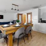 Flatzy - Prime City Apartment With Ping Pong Table