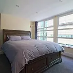 Moorfields City Centre Apartment Sleeps 10