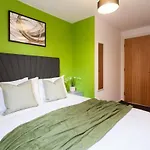 Central City Stay, 2 Bed 2 Bath, Sleeps Up To 7, Netflix