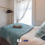Last-Minute Offers L Premium Escape L Makin Stay L 4Bdr House By Finesse Stays Short Lets & Serviced Accommodation Liverpool With Free Wifi