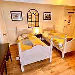 Castle Lodge Guest House 86-88 Sheil Rd L6 3Af