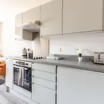 Spacious Liverpool Getaway - Modern 2-Bed Sleeps 10, Perfect For Groups & Families