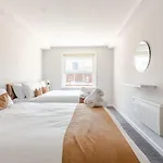 Spacious Liverpool Getaway - Modern 2-Bed Sleeps 10, Perfect For Groups & Families