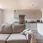 Urban Retreat By Lvp Apartments - Spacious 2-Bed, Sleeps 10 - Ideal For Groups